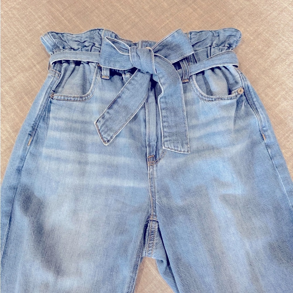 American Eagle Light Wash Denim Mom Jeans